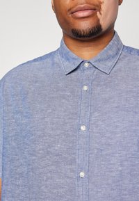 Jack & Jones JJELINEN PLUS SHIRT - Majica - blue