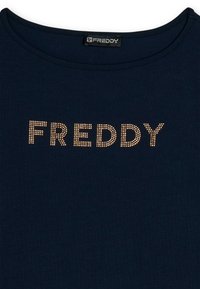T-shirt in cotone blu navy con collo rotondo, caratterizzato dalla scritta "FREDDY" in strass oro sulla parte anteriore. Texture liscia, senza altri motivi.