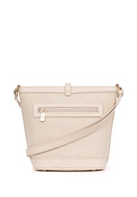 Borsa a mano intrecciata beige con una forma strutturata, caratterizzata da un esterno testurizzato, una tracolla regolabile e una tasca frontale con zip.