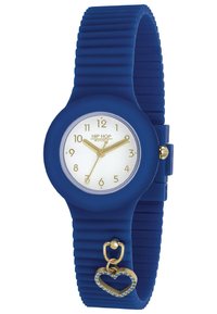 Femme souriante avec une horloge d'alarme | Photo Gratuite