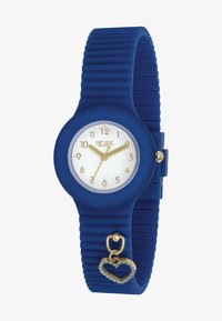Femme souriante avec une horloge d'alarme | Photo Gratuite Femme souriante avec une horloge d'alarme | Photo Gratuite