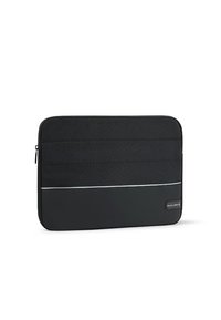 Czarna etui na laptopa o gładkiej fakturze, z poziomym przeszyciem i odblaskowym paskiem w środku. Zamek błyskawiczny po boku.