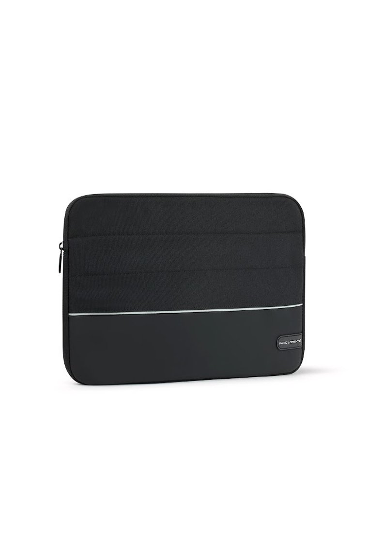 Czarna etui na laptopa o gładkiej fakturze, z poziomym przeszyciem i odblaskowym paskiem w środku. Zamek błyskawiczny po boku.