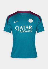 Maillot de football Paris Saint-Germain sarcelle avec des accents bordeaux aux épaules, logo Nike blanc, écusson du club et texte du sponsor Qatar Airways.
