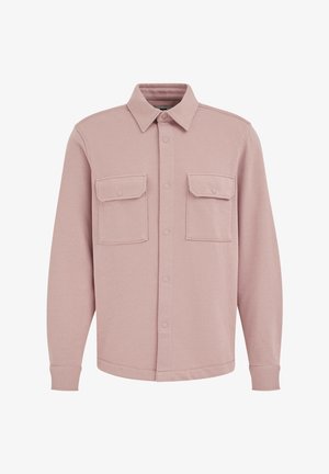 Camisa rosa abotonada hecha de tela suave que presenta dos bolsillos en el pecho, cuello con solapa y mangas largas con puños abotonados.