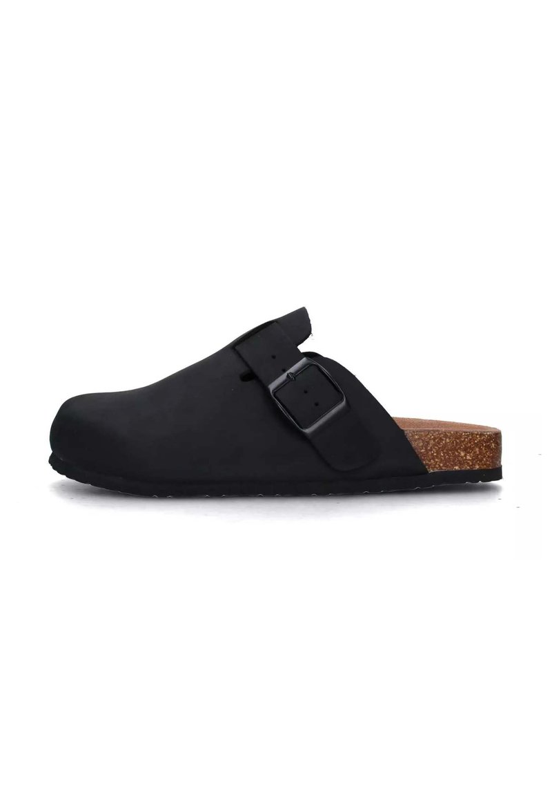 Zoccoli neri con tomaia sintetica liscia, cinturino regolabile con fibbia e soletta in sughero. Suola in gomma texturizzata per grip e durata.