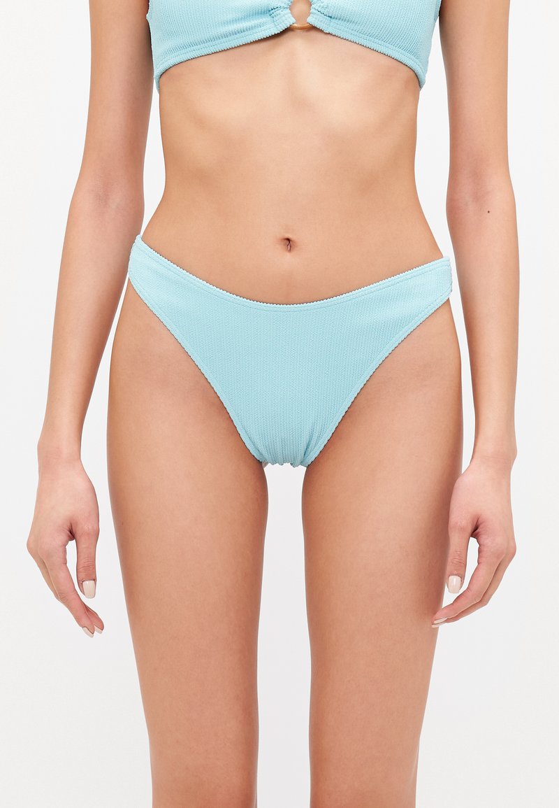 Ljusblå bikiniunderdel i texturerad ribbad tyg, med en högskuren design och en tunn midjeband samt en samlad mittsöm.