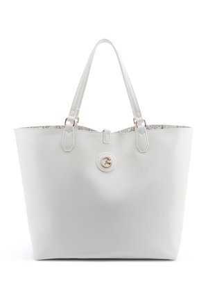 Velká bílá kožená taška typu tote s dvěma uchy, kulatým zlatým emblémem na přední straně a vzorovanou vnitřní podšívkou viditelnou u horního okraje.