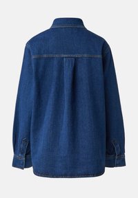 Ciemna koszula z denimu z kołnierzykiem, długimi rękawami i mankietami na guziki. Posiada plisę z tyłu i widoczne przeszycia wzdłuż szwów.