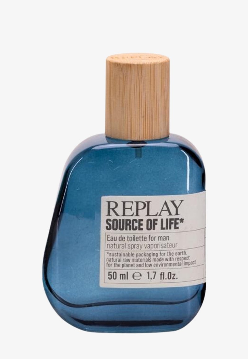 Replay Source of Life Eau de Toilette, 50 ml, i en rund blå glassflaske med en bambuslignende kork; etiketter i svart og hvitt.