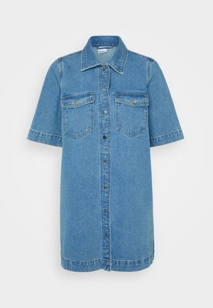 Világoskék farmering ruha rövid ujjakkal, két mellzsebbel, gombos elülső résszel és egyenes szegéllyel. Kontrasztos varrásokkal rendelkezik.