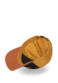 Gorra de béisbol con visera plana naranja y corona negra. Material de malla en tono amarillo, con branding interior y cierre ajustable tipo snapback.