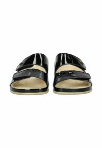 Sandali scivolati in vernice nera con due cinturini regolabili, design con punta aperta e soletta testurizzata per il comfort. Suola piatta con tacco minimo.