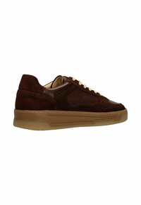Bruine leren en suède sneaker met een ronde neus, crèmekleurige veters, dikke gumzool en contrasterende textuurpanelen.