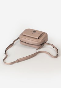 Piccola borsa rettangolare in morbida pelle beige. Patta frontale con chiusura a scatto, scomparto principale con zip e tracolla regolabile. Texture liscia.