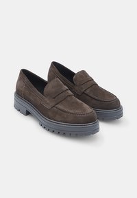 Mocassini in suede marrone con punta tondeggiante, un vampo cucito e una robusta suola in gomma grigia con un motivo di battistrada aggressivo.