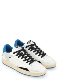 Sneaker bianche in pelle con dettagli blu, lacci neri e una sovrapposizione testurizzata grigia chiara. Presentano una suola in gomma beige e un design perforato.