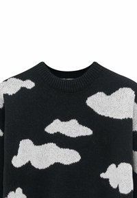 Pull en maille noire avec des motifs de nuages blancs, col rond à côtes et tissu texturé. Le design met en avant le contraste et le côté ludique.
