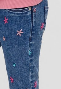 s.Oliver TREGGING MET PIJPEN EN BORDUURSELS - Flared jeans - blau