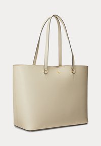 Bež torba iz usnja z dvema ramenskima trakovoma in majhnim zlatim logotipom "RL" na sprednji strani, stoji pokonci na belem ozadju.