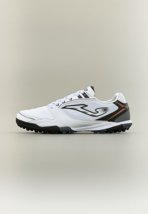 Witte sportschoen met zwarte en oranje accenten, een gestructureerde zool en een logo aan de zijkant, weergegeven in zijaanzicht op een neutrale achtergrond.