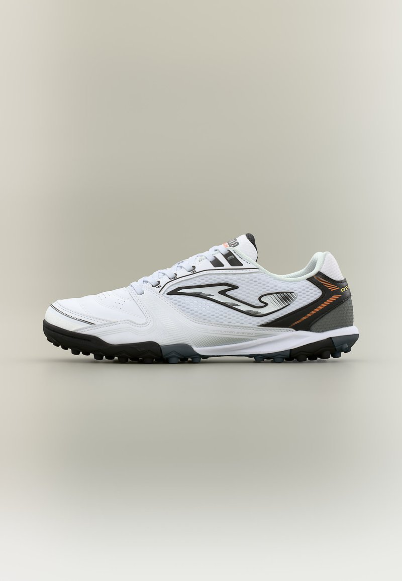 Λευκό αθλητικό παπούτσι με μαύρες και πορτοκαλί λεπτομέρειες, υφασμένη σόλα και λογότυπο στην πλευρά, εμφανιζόμενο σε πλαϊνή όψη σε ουδέτερο φόντο.