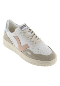 Baskets blanches avec des accents en suède beige et un logo V en cuir rose. Elles présentent des lacets ronds, une tige perforée et une languette arrière bleu clair.