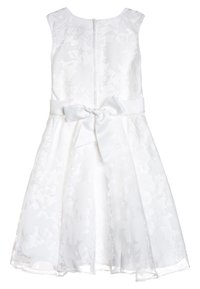 Biała sukienka bez rękawów z kwiatowym wzorem, fakturowana tkanina i satynowy pasek w talii. Posiada zamek błyskawiczny z tyłu i długość do kolan.