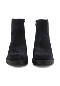 Stivali alla caviglia in suede di un blu navy scuro, caratterizzati da un design snello, cerniere laterali, parte superiore testurizzata e una robusta suola in gomma nera.