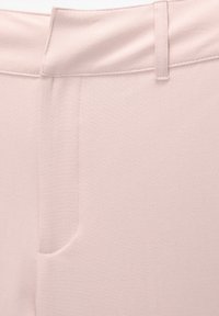 Pantalon en tissu extensible rose clair, doté d'une ceinture plate et d'une poche latérale, avec une texture lisse et des détails de couture minimalistes.