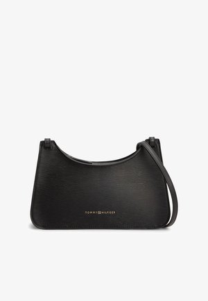 Zwarte schoudertas van getextureerd leer met een smalle band en een goudkleurig Tommy Hilfiger-logo in het midden aan de voorkant.