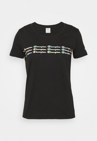 Camiseta de mujer negra de manga corta con logotipos "Champion" en varios colores repetidos en dos filas horizontales en el pecho.