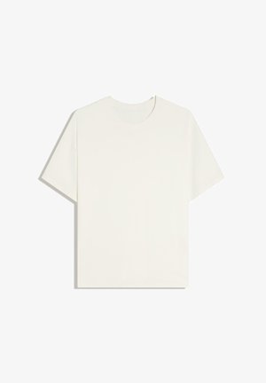 Jednostavna bijela majica kratkih rukava s okruglim izrezom, ležernog kroja i glatke tkanine, prikazana ravno na bijeloj pozadini.