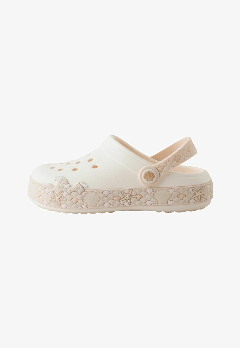 Sabot blanc à enfiler avec des trous de ventilation, une bride de talon réglable et des motifs décoratifs beiges sur le thème de la mer sur la semelle et la bride.