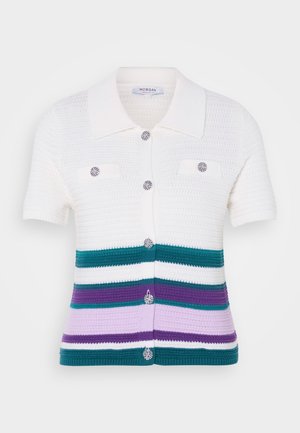 Cardigan à manches courtes en blanc avec texture tricotée. Présente un col, des boutons et des rayures horizontales en teal, violet et lavande.