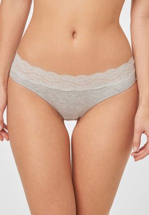 Grijze katoenen blend string met een zachte, gegolfde kanten tailleband. Soepele textuur met minimale bedekking en een naadloos ontwerp.