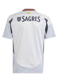 Vit sporttröja med korta ärmar, har grå accenter, och "SAGRES" tryckt i fet stil på baksidan, tillsammans med "SLB"-logotypen vid nacken.