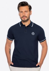 Marlová modrá polo košile vyrobená z bavlny s bílými pruhovanými akcenty na límci a rukávech, s logem na levé části hrudi.