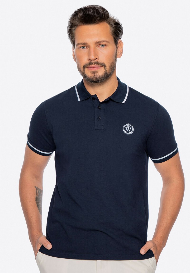 Marlová modrá polo košile vyrobená z bavlny s bílými pruhovanými akcenty na límci a rukávech, s logem na levé části hrudi.