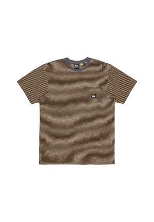 T-shirt à manches courtes rayé marron et gris avec un col rond, dotée d'une poche sur la poitrine gauche et d'un petit logo sur la poche.