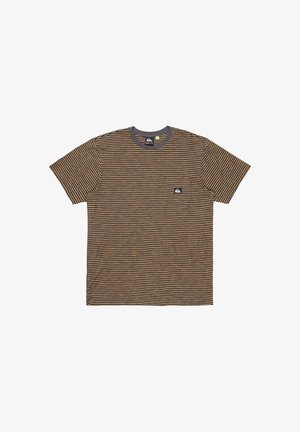 Brązowa i szara w paski koszulka z krótkim rękawem z okrągłym dekoltem, z lewą kieszonką na piersi i małym logo na kieszeni.