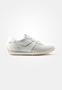 Baskets blanches en cuir texturé avec un bout lisse, des accents gris et une semelle en caoutchouc à motifs. Présente un design classique à lacets.