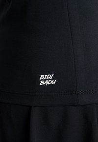 Svart träningslinne i mjukt, stretchigt material. Nederkanten har vit "BIDI BADU" logostickning och en stilren design.