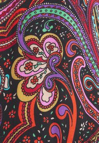 Diseño de paisley multicolor sobre una tela negra con detalles en rojo brillante, púrpura, verde y floral, con espirales y líneas curvas.