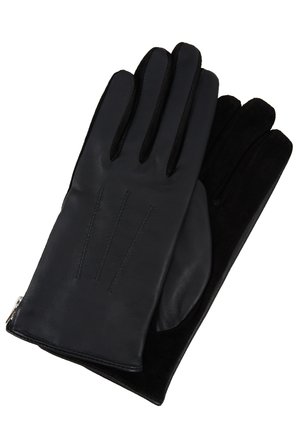 Paire de gants en cuir noir avec des détails cousus sur le dessus et un daim noir lisse en dessous, posés à plat et superposés.