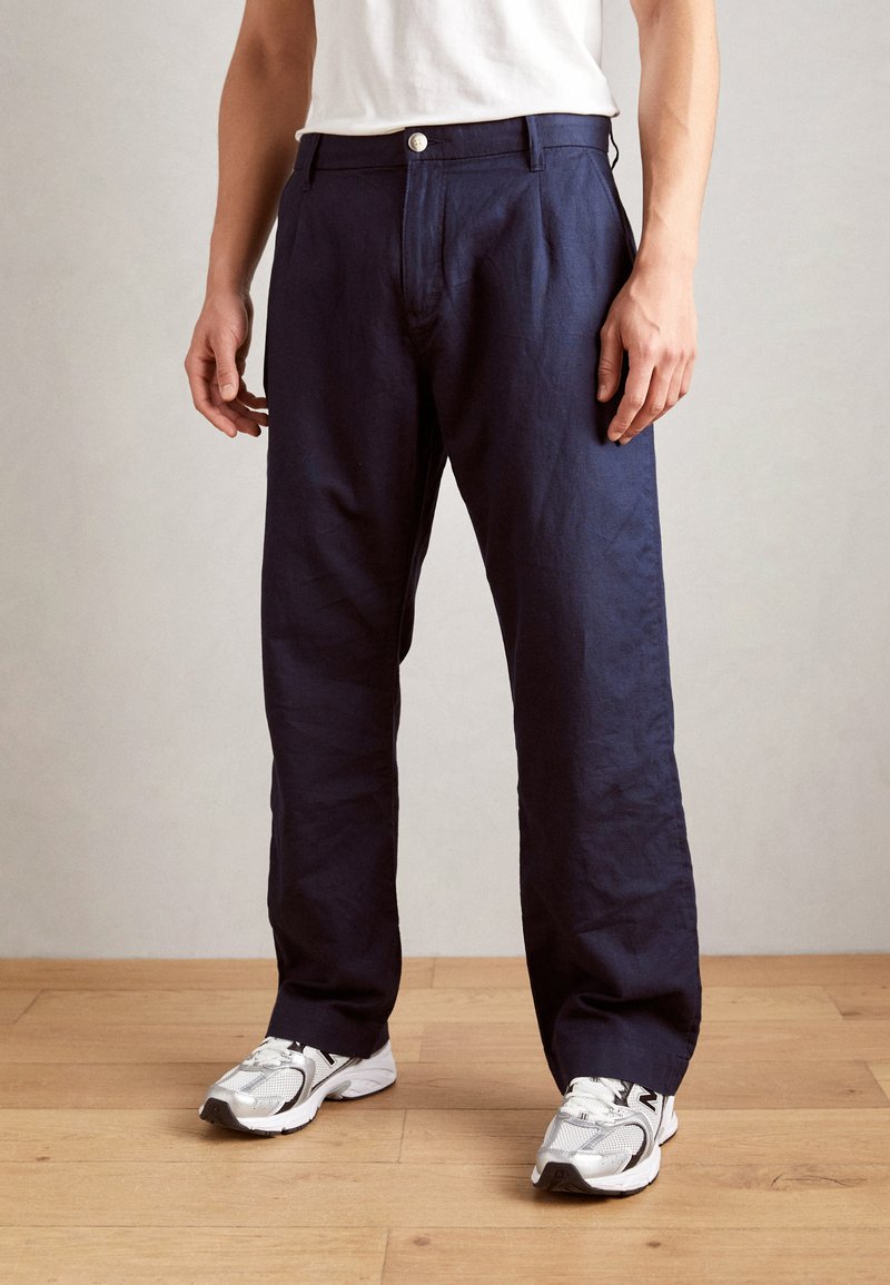 Esprit STRAIGHT PLEAT - Auduma bikses - navy
