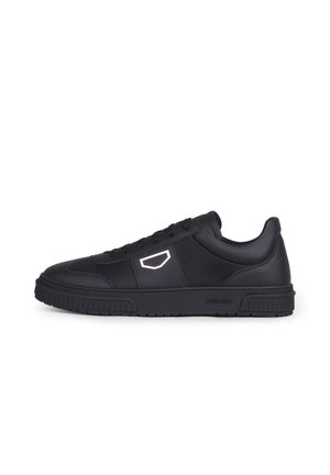 Zwarte low-top sneaker met veters aan de voorkant, gestructureerde zijpanelen, een wit geometrisch logo en een dikke rubberen zool.