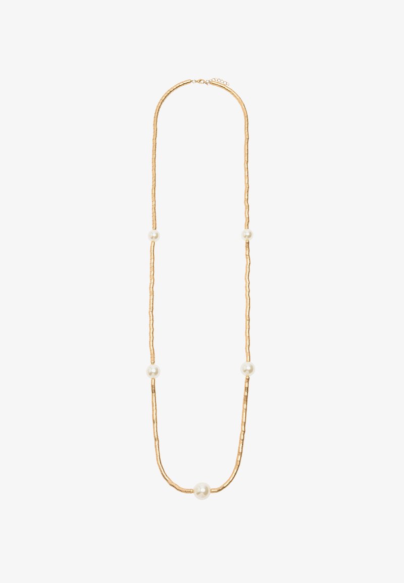 Naszyjnik w odcieniu złota wyróżnia się teksturowanymi, wydłużonymi ogniwami przeplatanymi trzema okrągłymi, białymi perłami. Posiada regulowany zapięcie na łańcuszku z tyłu.