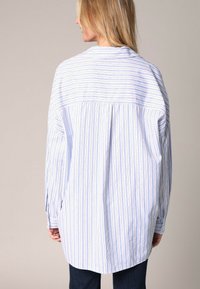 Gestreepte lange mouwen shirt in lichtblauw en wit, met verticale lijnen en kleine stippen, met een relaxte pasvorm en een licht gebogen zoom.