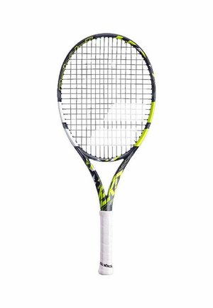 Tennisschläger mit einem schwarzen und gelben Rahmen, ovalem Kopf, weißem Griff und einem Gitternetz aus Saiten. Akzente umfassen kantige Designs am Rahmen.